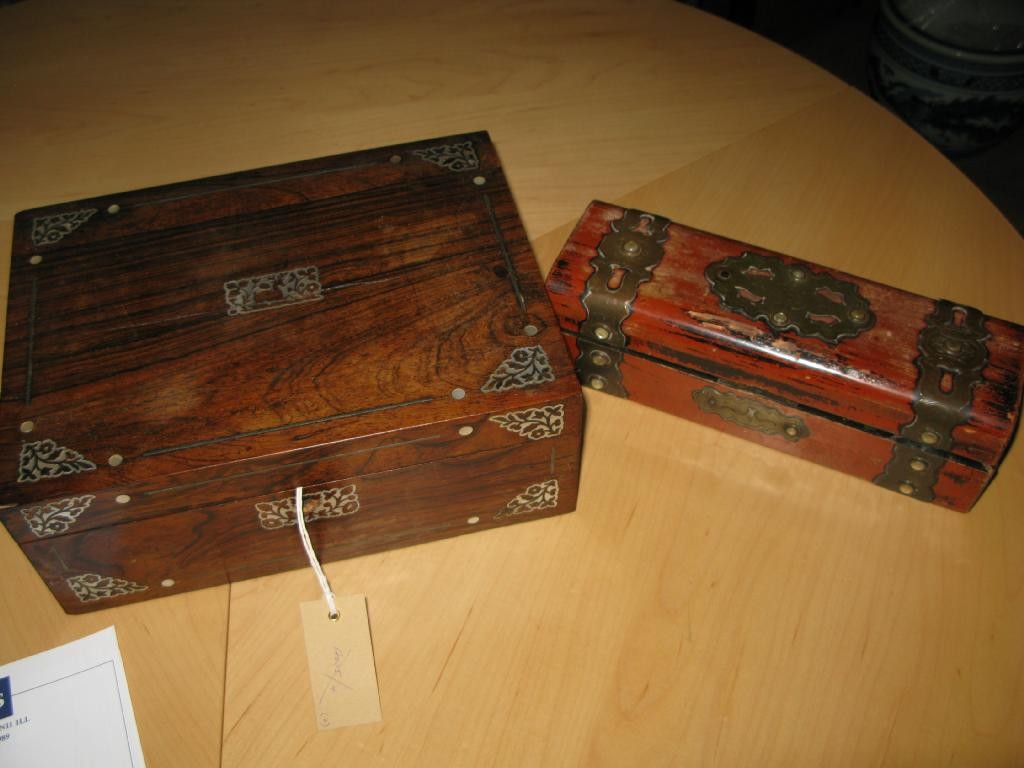 Appraisal: A Victorian inlaid rosewood work box inlaid with mother of