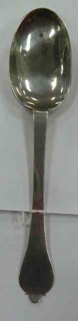 Appraisal: A William III silver trefid spoon William Scarlett London initialled