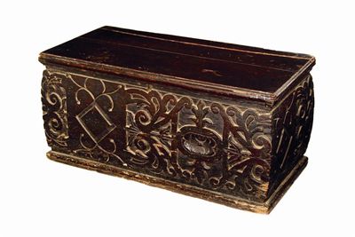 Appraisal: A carved oak boarded box with a hinged top broken