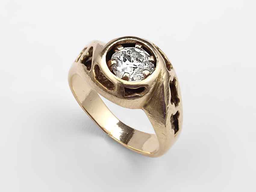 Appraisal: AN ESTATE CT DIAMOND SOLITAIRE RING K yellow gold ring