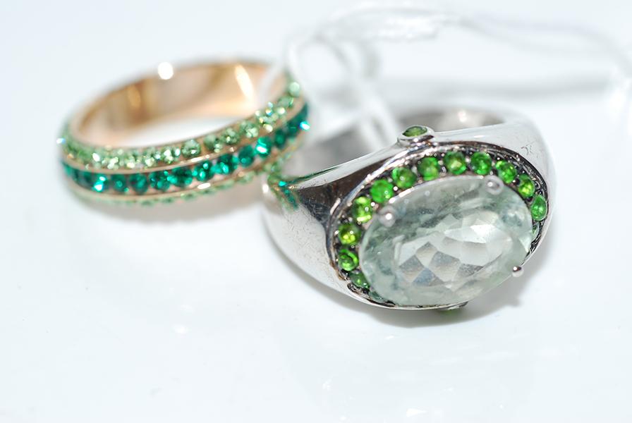 Appraisal: A GREEN STONE RING SET IN SILVER TOGETHER WITH A