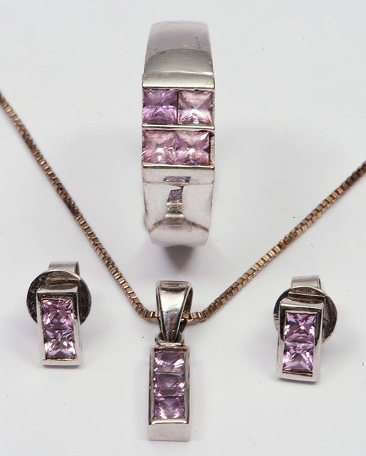 Appraisal: Suite of ct white gold jewellerycomprising a pendant and chain