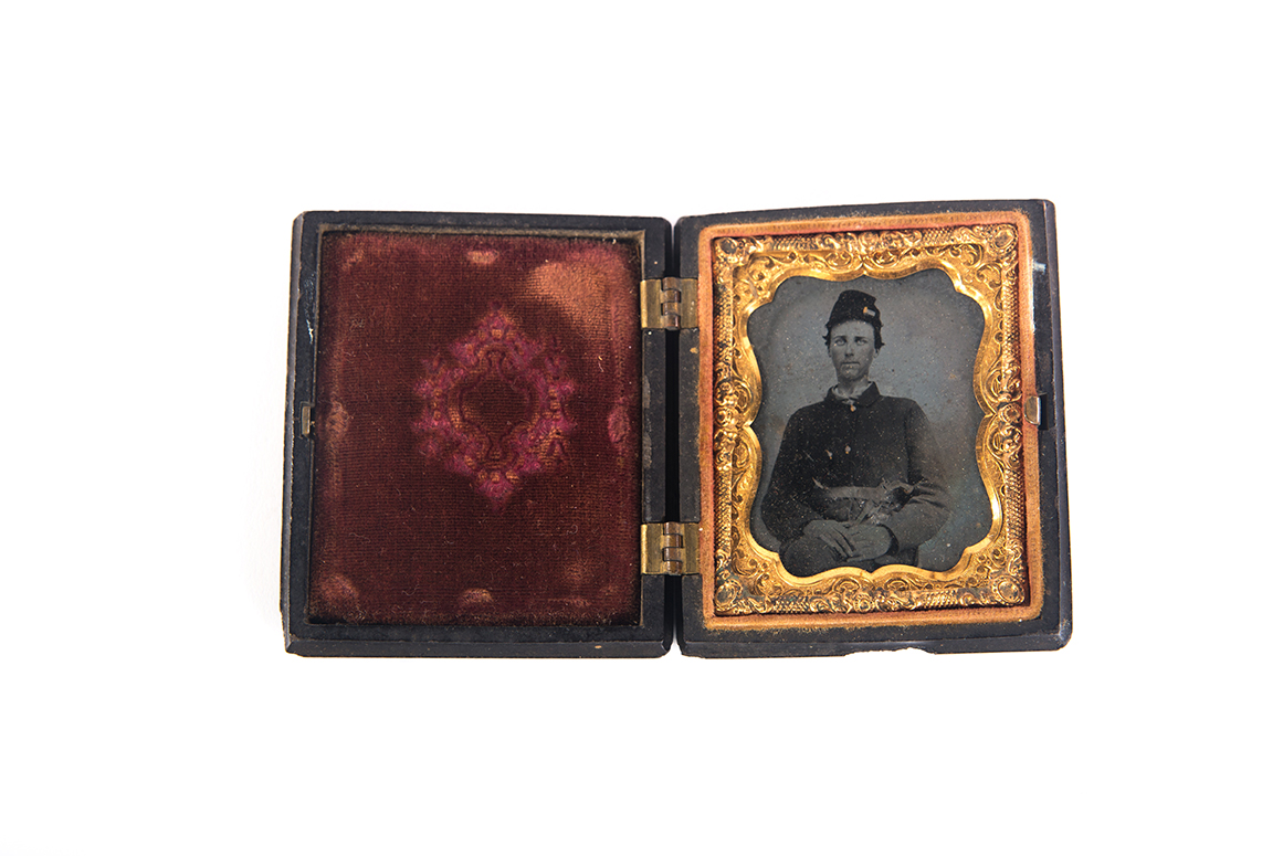 Appraisal: NINTH-PLATE CIVIL WAR TINTYPE OF SOLDIER American rd quarter- th