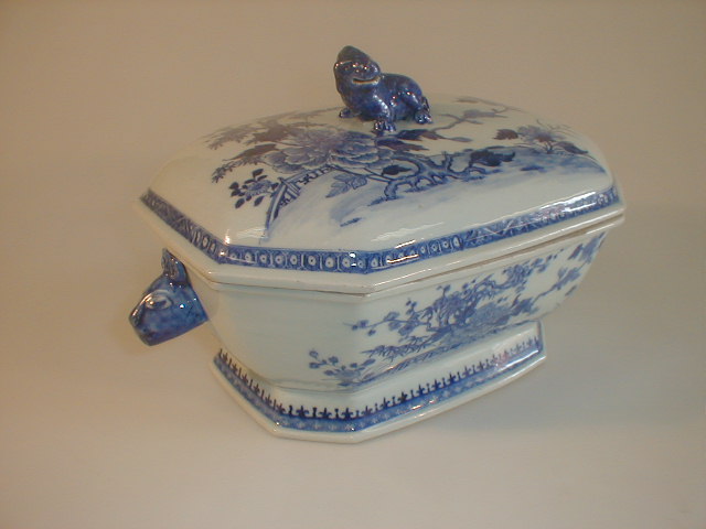 Appraisal: A thC Chinese export blue and white tureen and cover