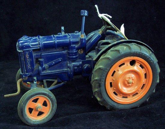 Appraisal: A Chad Valley diecast Fordson Major tractor unboxed