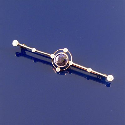 Appraisal: An Edwardian sapphire bar brooch the sapphire of purplish tone