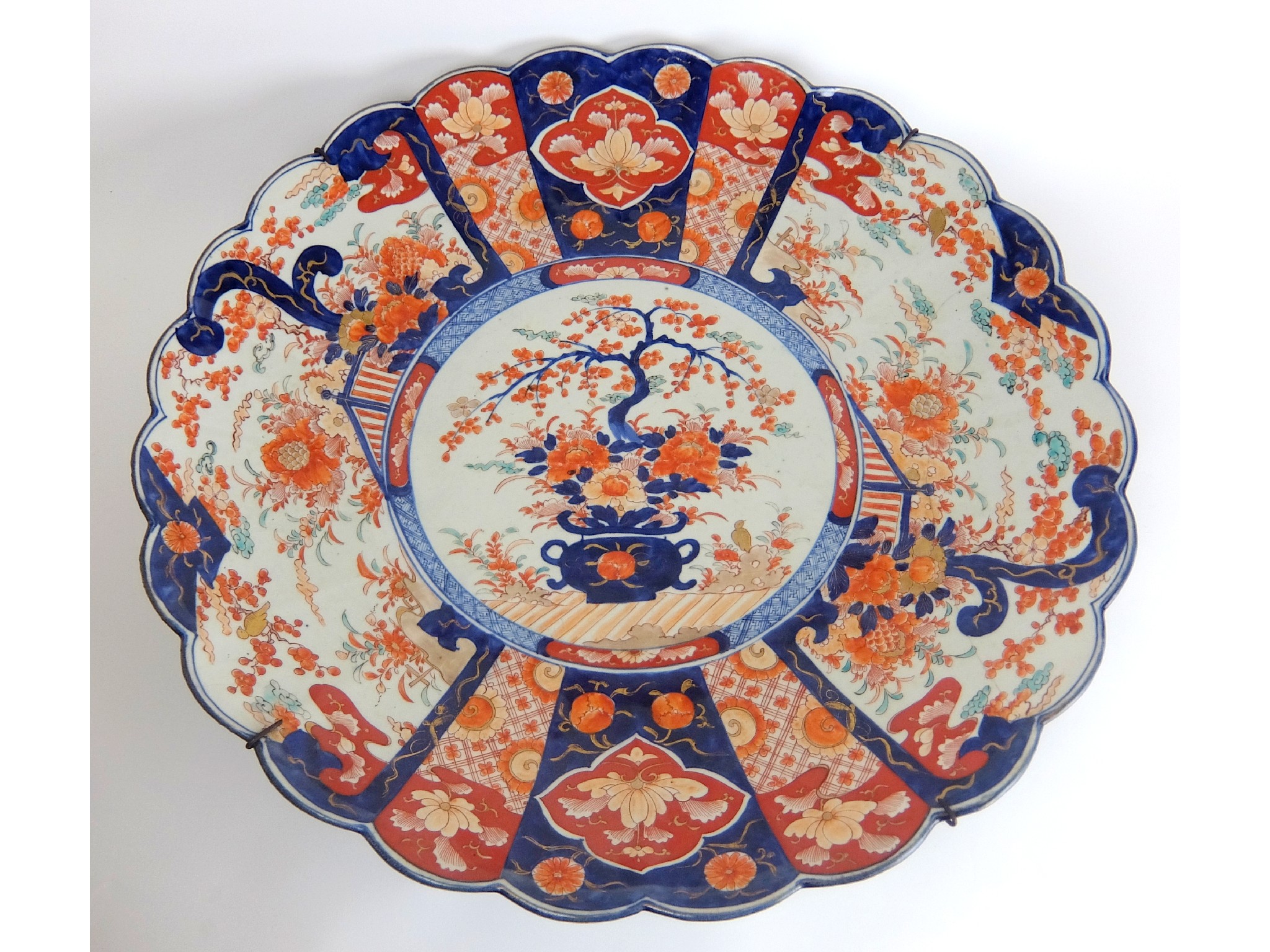 Appraisal: A large Imari plaquepainted with a central vase of flowers