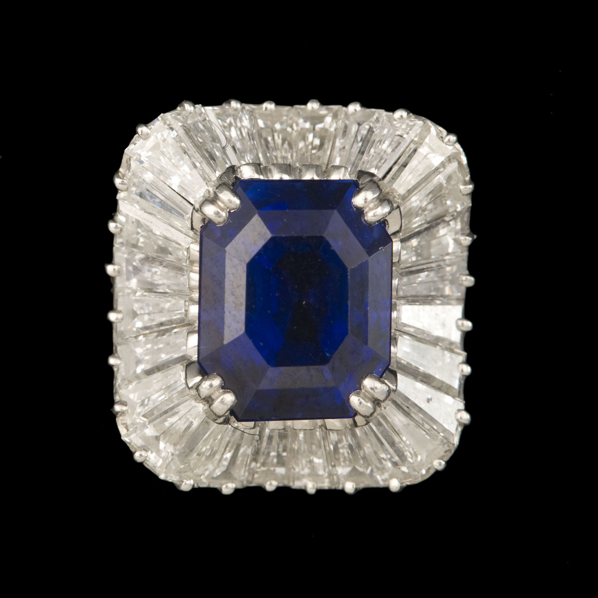 Appraisal: SAPPHIRE DIAMOND GOLD AND PLATINUM CLUSTER RING The ring is