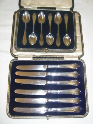 Appraisal: A SET OF SIX CAKE KNIVES in Albany pattern cased