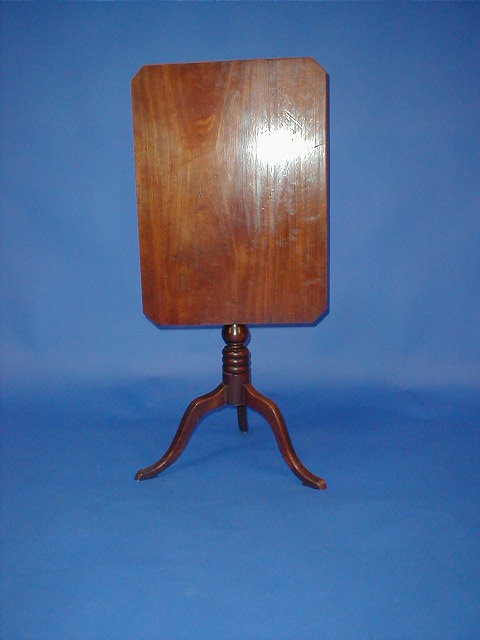 Appraisal: A thC mahogany supper table with canted rectangular tilt top