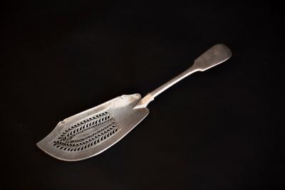 Appraisal: A George III silver fiddle pattern fish slice William Eley