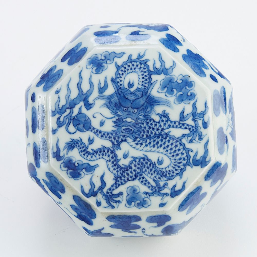 Appraisal: th C Chinese Porcelain Covered Octagonal Box A lovely th