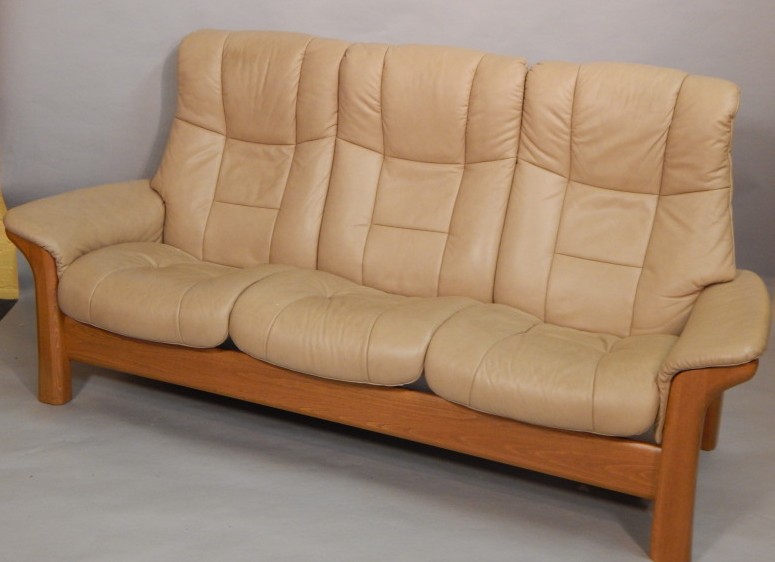 Appraisal: A Stressless reclining cottage style three seat sofa upholstered in