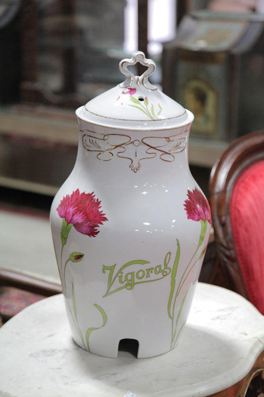 Appraisal: URN COVER American late th century Porcelain urn cover for