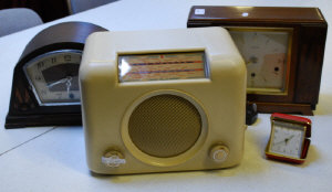 Appraisal: Bush bakelite 's radio to w Carrington Co square-dial mantel