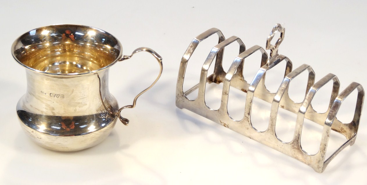 Appraisal: A George V silver six sectional toast rack cm wide