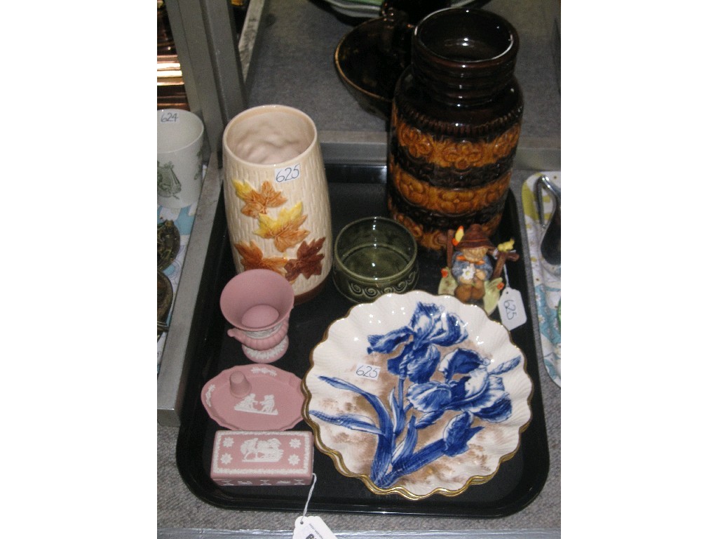 Appraisal: Tray lot of assorted ceramics to include Wedgwood pink Jasperware