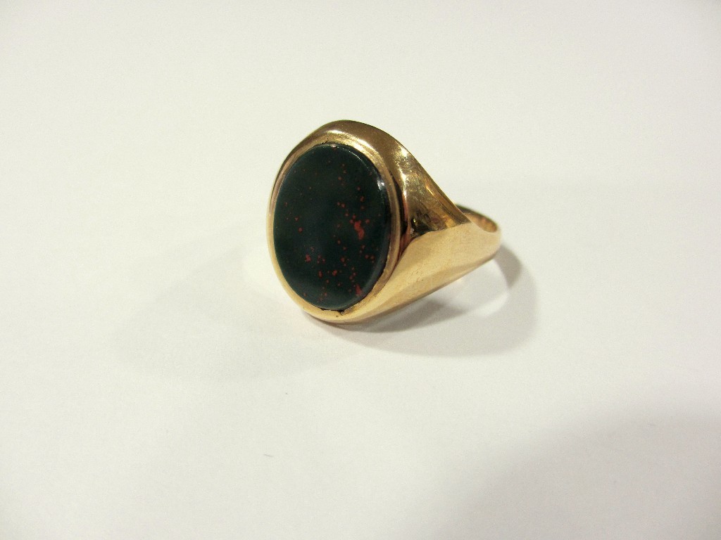 Appraisal: A gents ct gold bloodstone signet ring