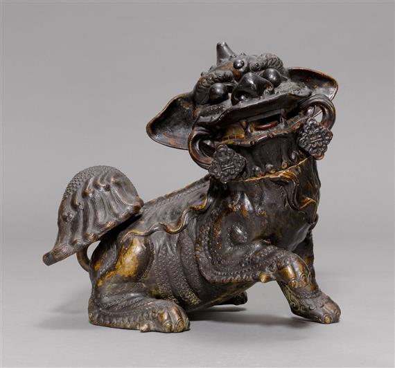 Appraisal: CERAMIC FO DOG China th c H cm Crouching Fo