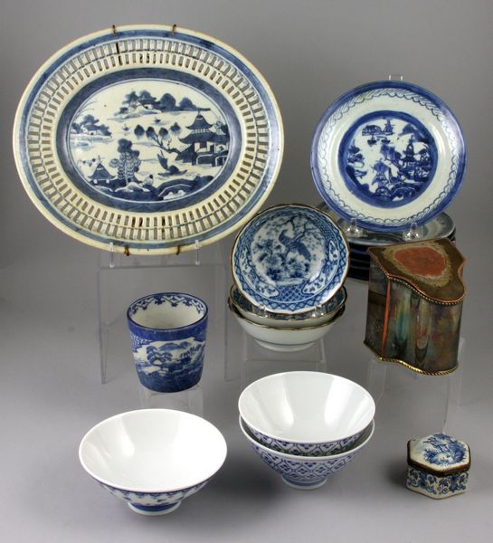 Appraisal: Sixteen pieces of Chinese and Japanese porcelain including one armorial