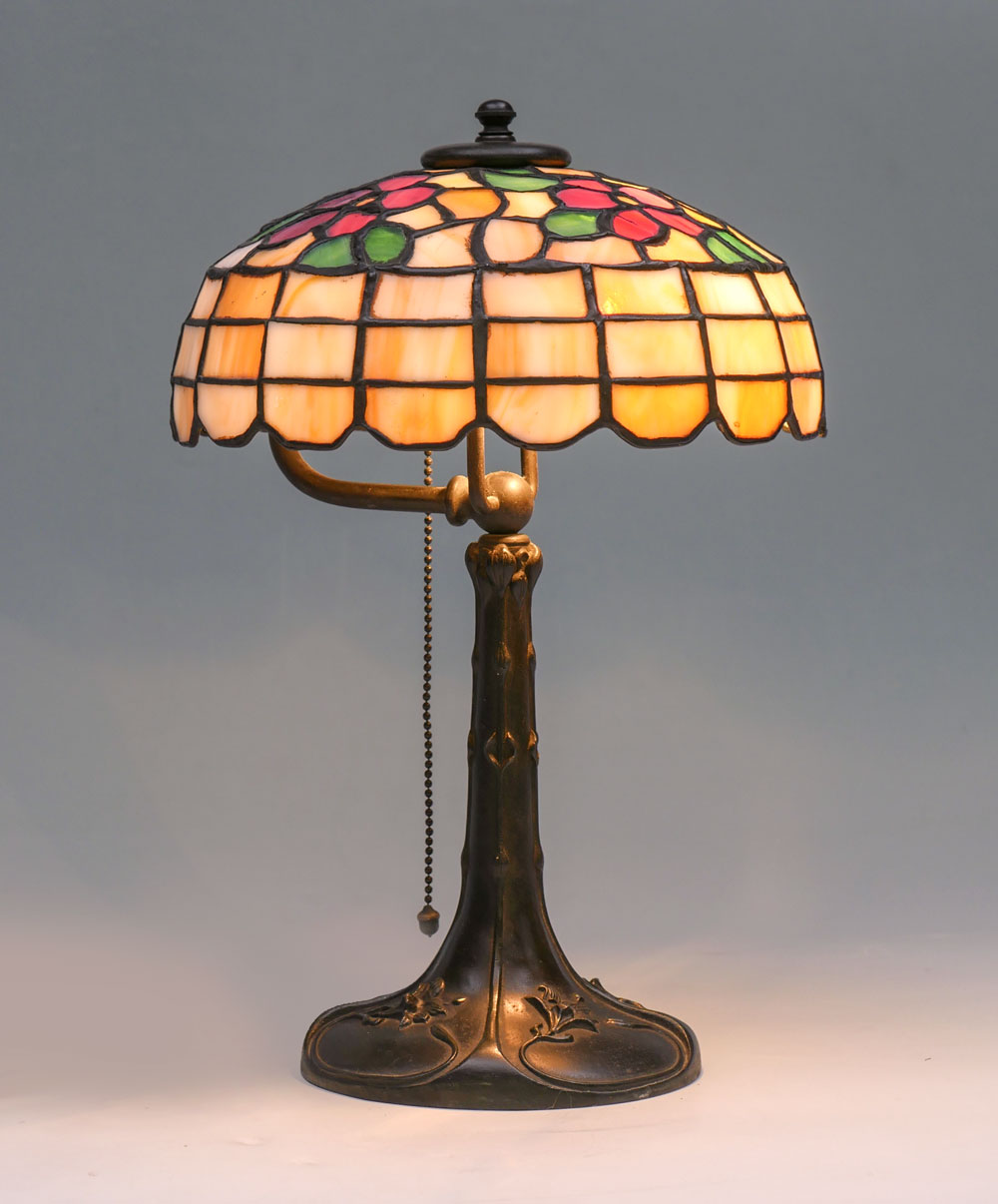 Appraisal: STAINED GLASS HANDEL STYLE ART NOUVEAU TABLE LAMP -light Art