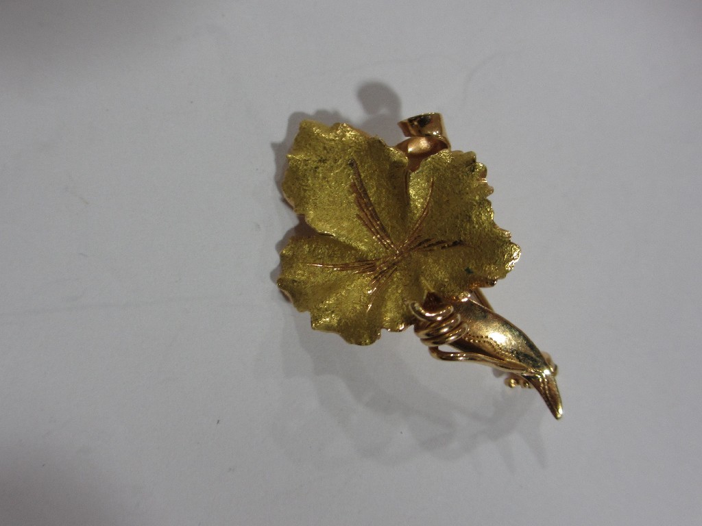 Appraisal: Eighteen carat gold flower brooch Approximately gms