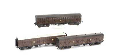 Appraisal: OO Gauge Kitbuilt a trio of GWR brown Bogie Vans