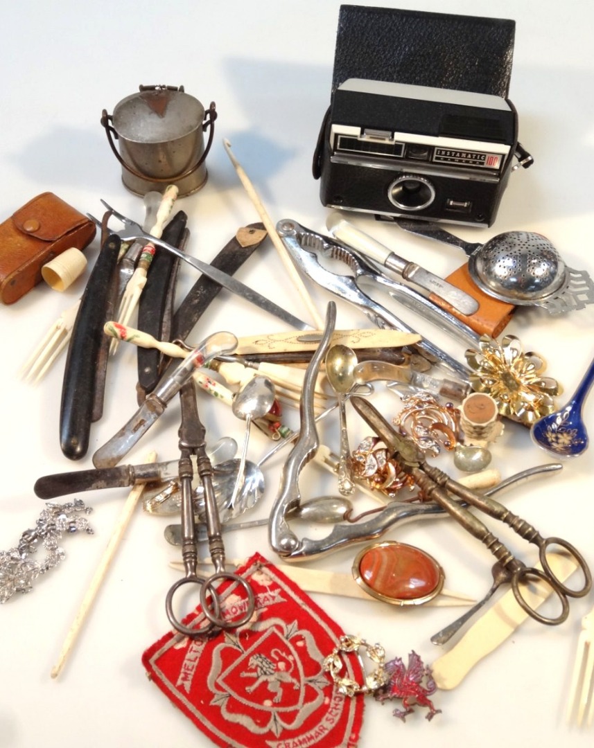 Appraisal: Various costume jewellery collectors items bygones etc to include a