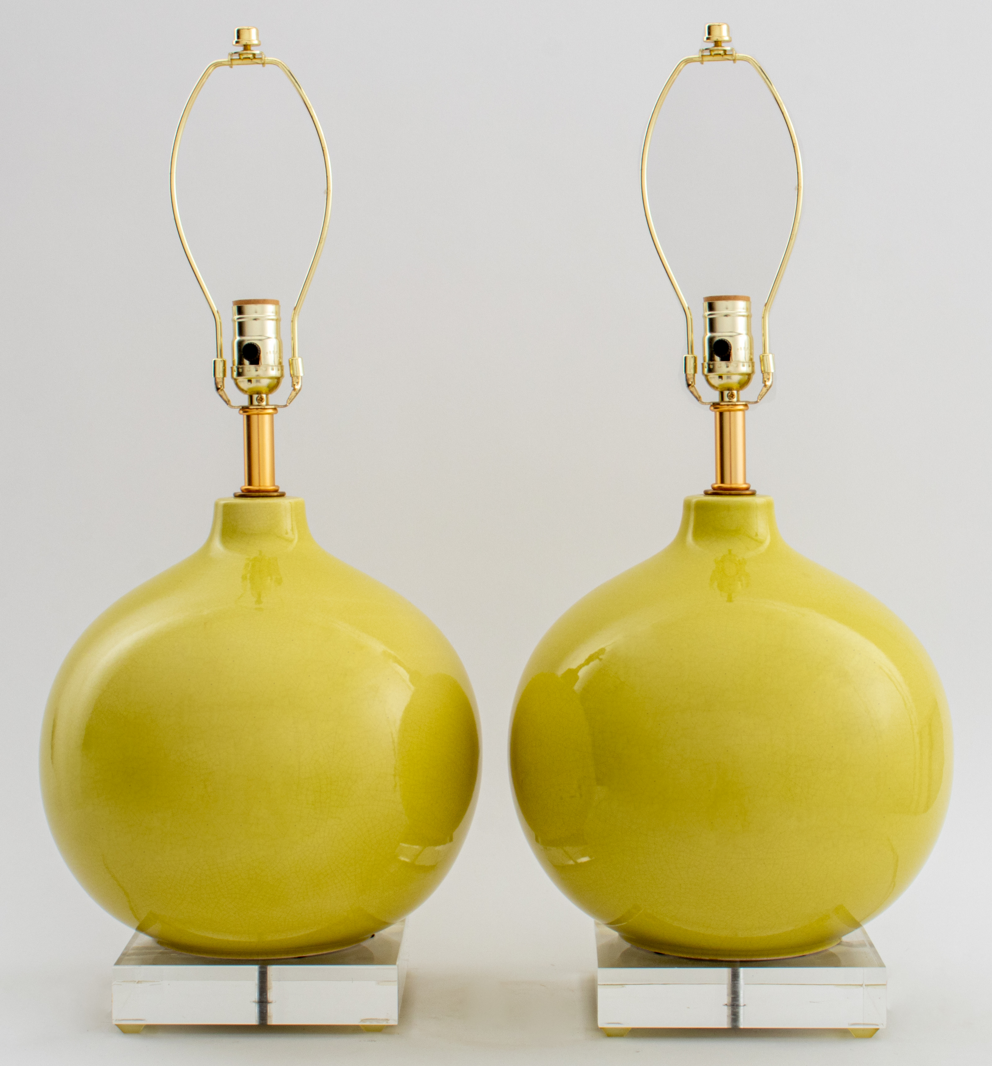 Appraisal: MODERN CERAMIC LUCITE TABLE LAMPS PAIR Pair of modern contemporary