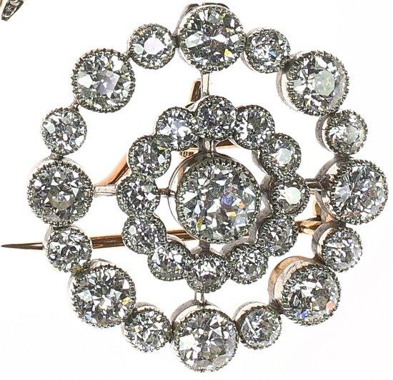 Appraisal: An Edwardian diamond brooch the central stone to an inner