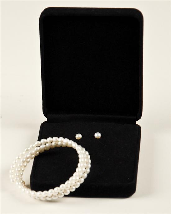 Appraisal: A Freshwater Cultured Pearl Bracelet and Matching Earrings the bracelet