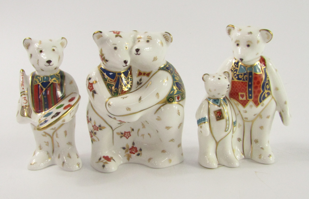 Appraisal: A Royal Crown Derby Imari paperweight modelled as Bear Hug