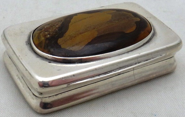 Appraisal: A silver and agate mounted rectangular hinge lidded snuff box