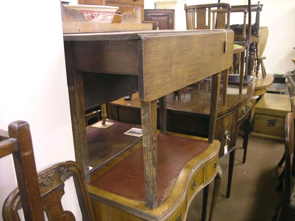 Appraisal: A th century oak drop-leaf table with single drawer on