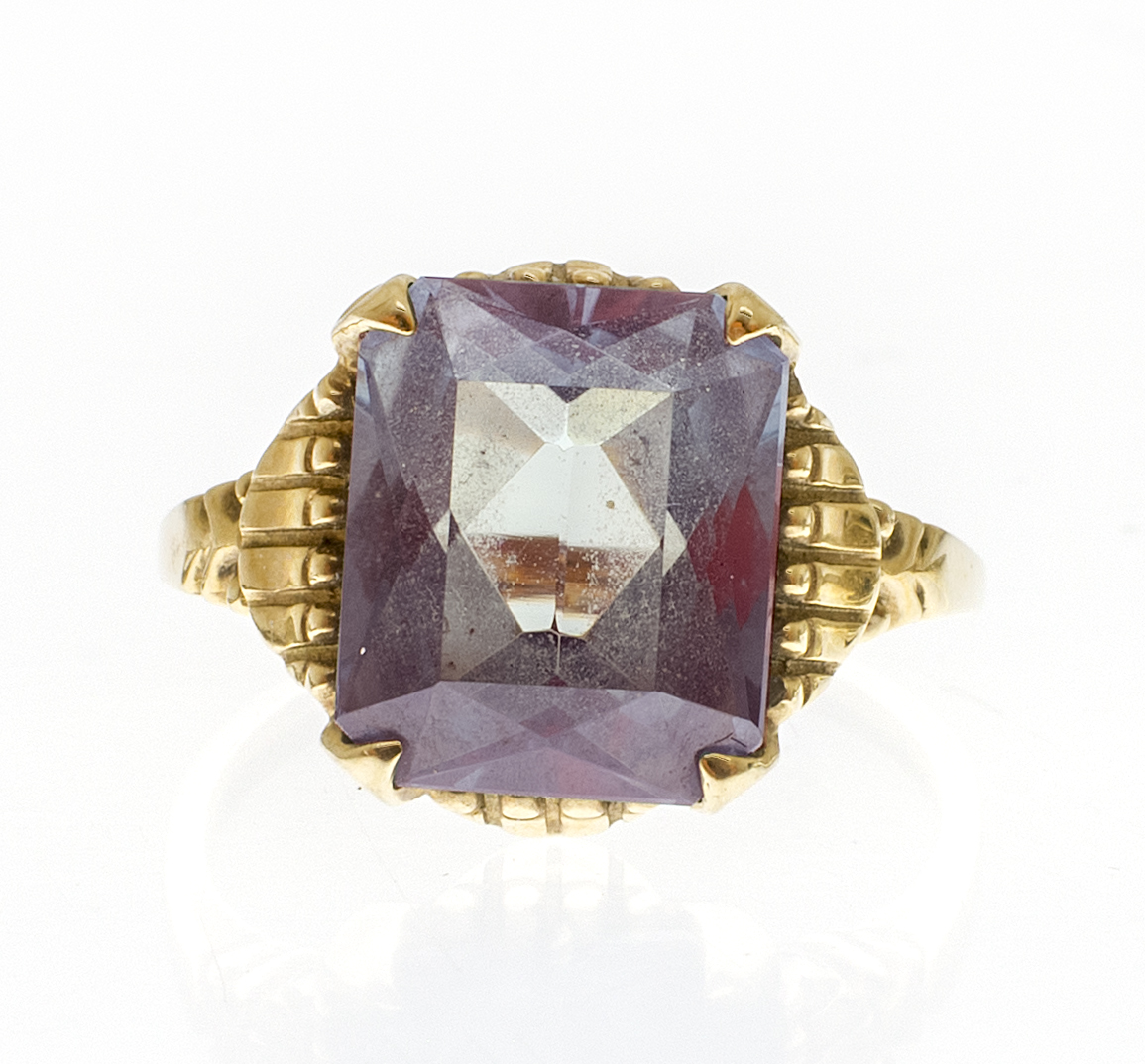 Appraisal: KT YELLOW GOLD AND SAPPHIRE RING With cushion-cut lavender sapphire