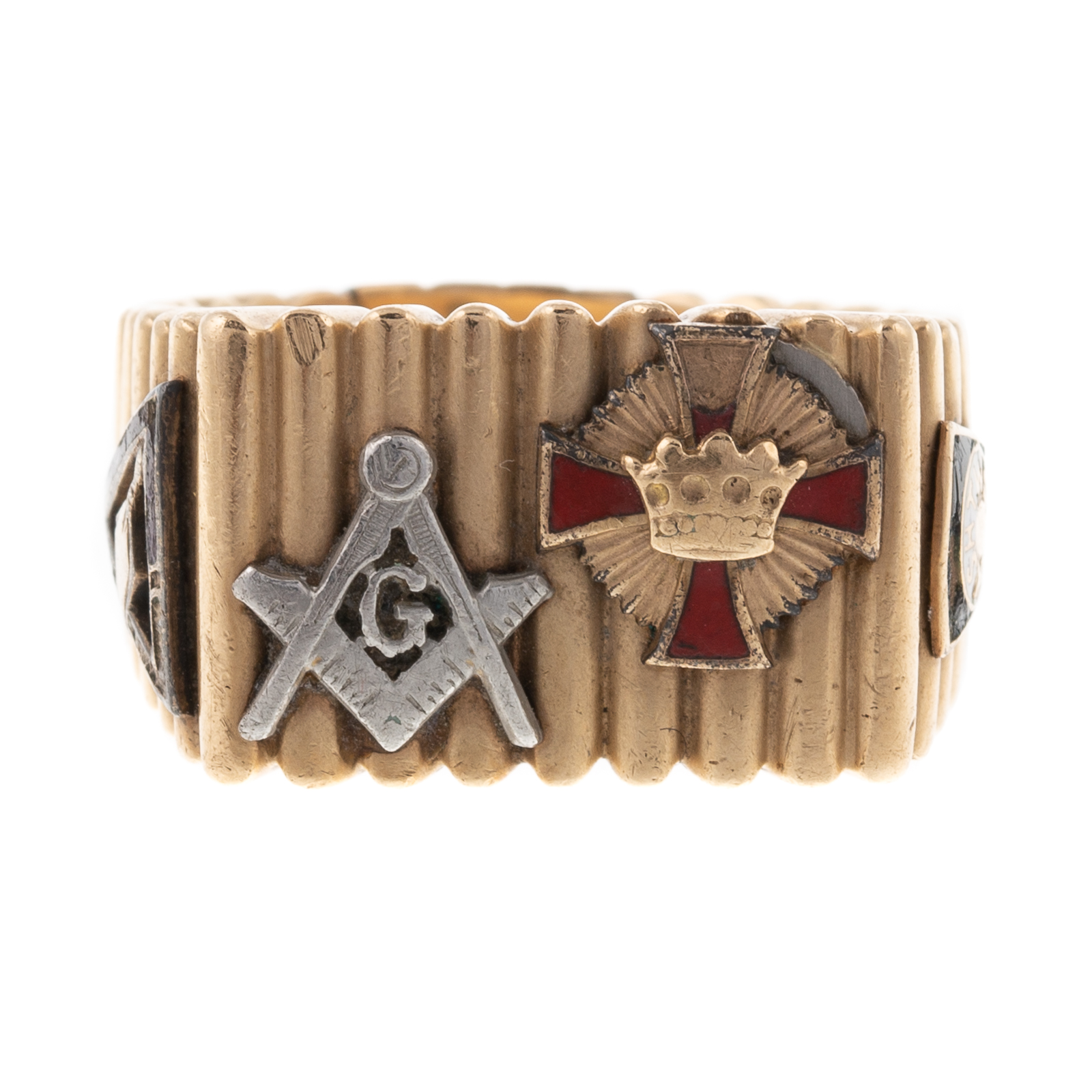 Appraisal: A RIBBED MASONIC RING IN K YELLOW GOLD K yellow