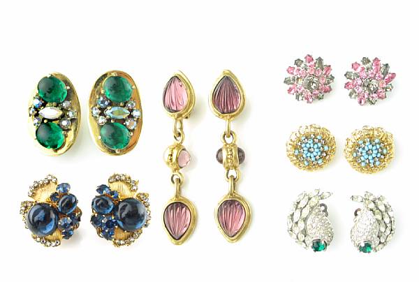 Appraisal: A collection of costume jewelry featuring pairs of earrings