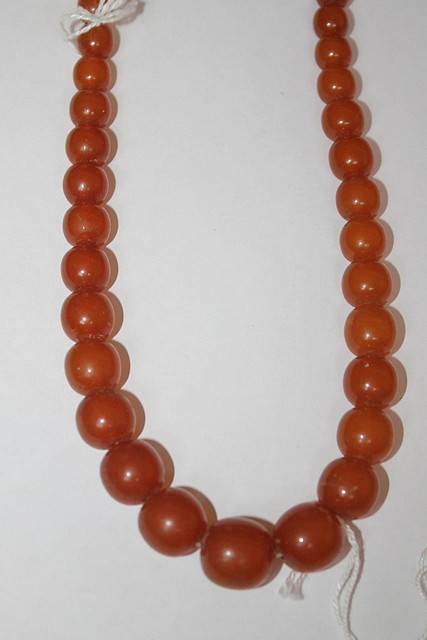 Appraisal: A GRADUATED AMBER NECKLACE of honey colour grams