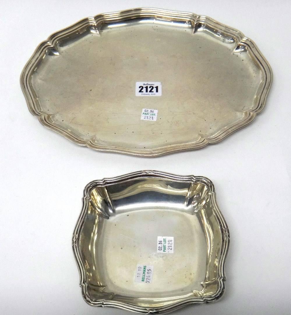 Appraisal: A German shaped oval small serving dish having a reeded