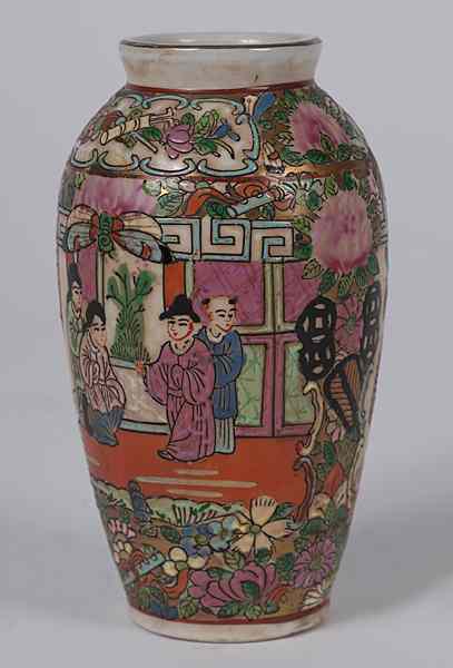 Appraisal: Chinese Rose Medallion Vase Chinese a Rose Medallion vase with