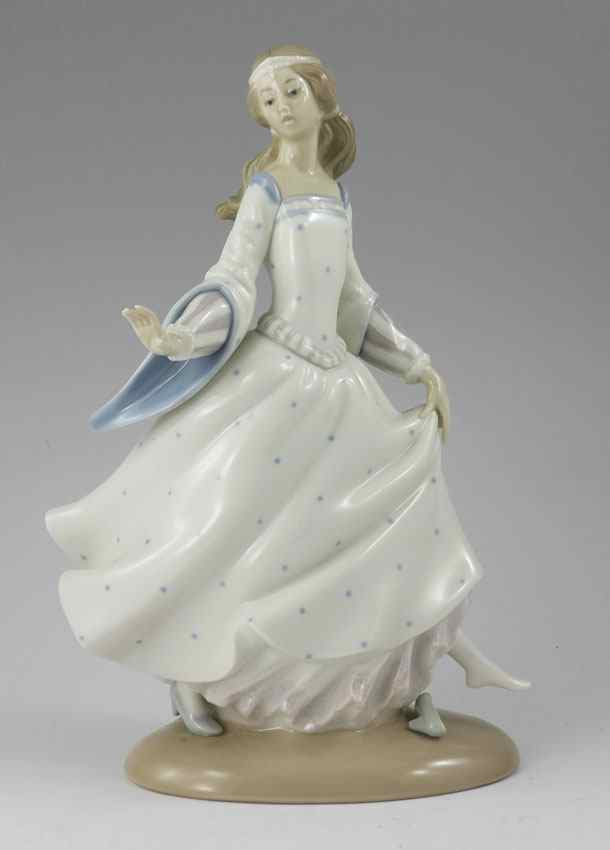 Appraisal: LLADRO PORCELAIN FIGURINE CINDERELLA Alfredo Ruiz sculptor glazed finish issued