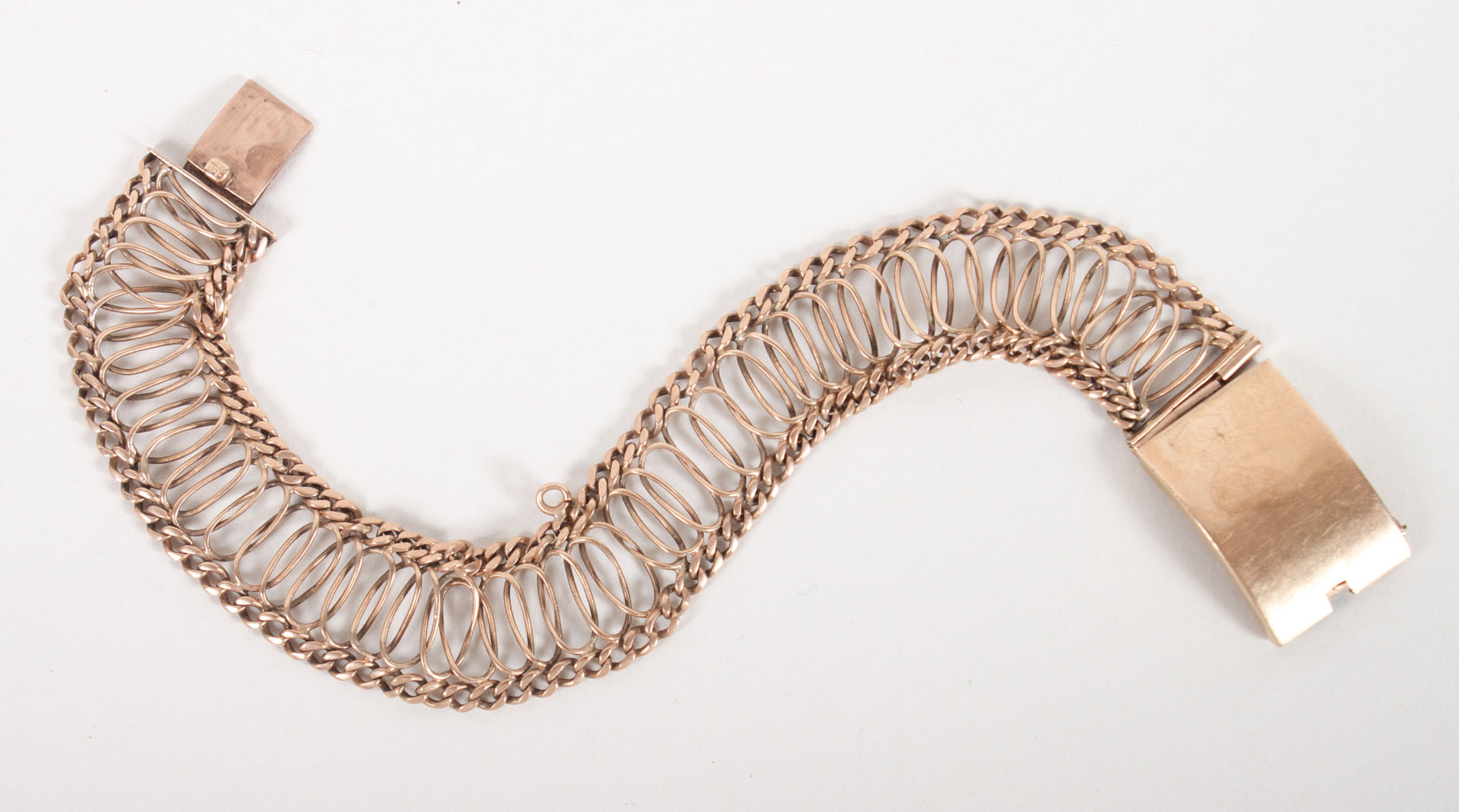 Appraisal: K rose gold intertwining circular link bracelet about in L