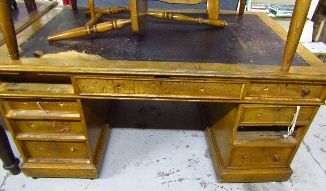 Appraisal: A Victorian oak partner's desk with leather insert top cm