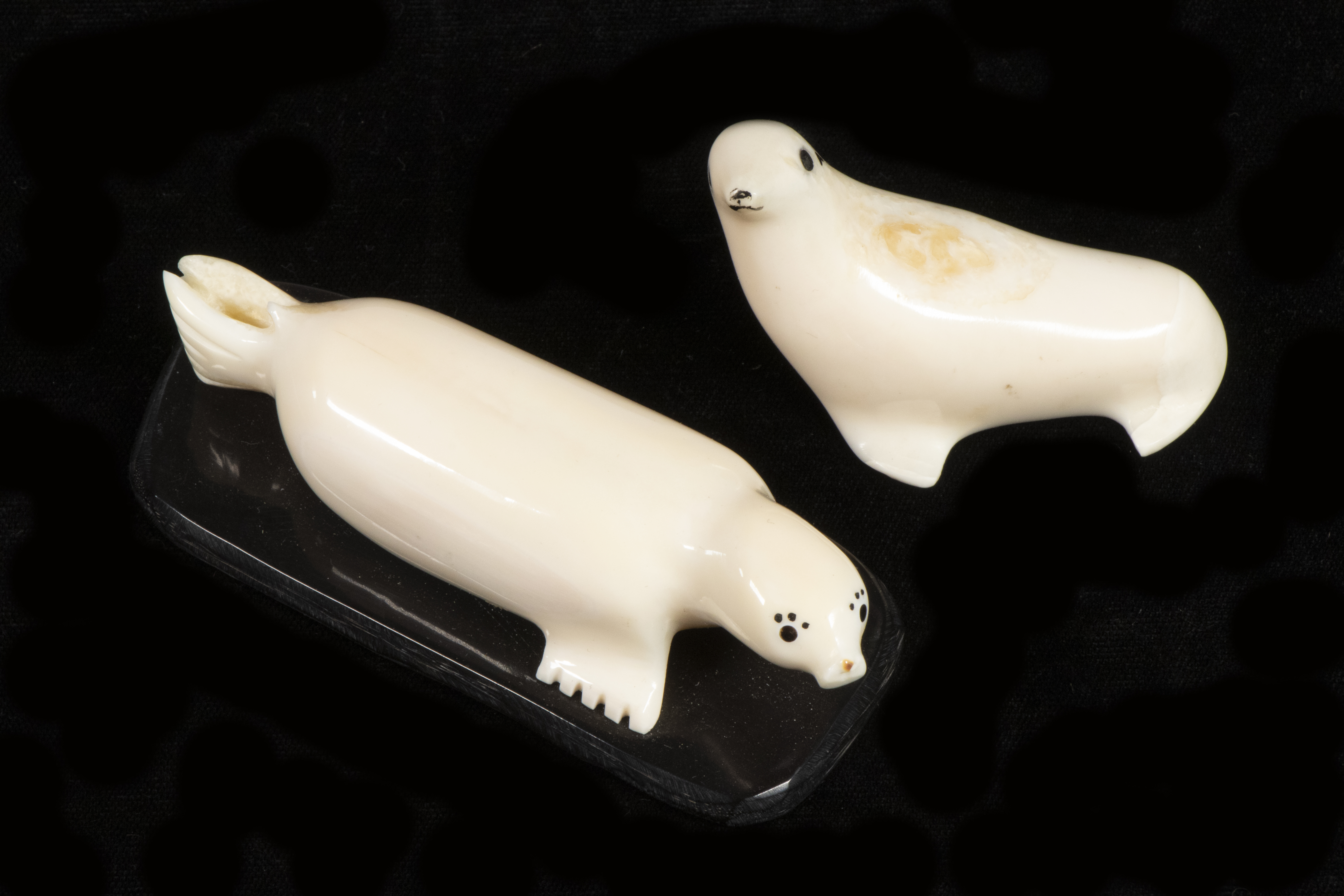 Appraisal: INUIT SCULPTURES OF SEALS BY JERRY TUNGIYAN - 'C E