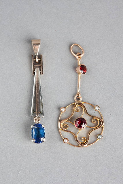 Appraisal: AN EDWARDIAN GARNET AND PEARL SET WIREWORK PENDANT with scroll