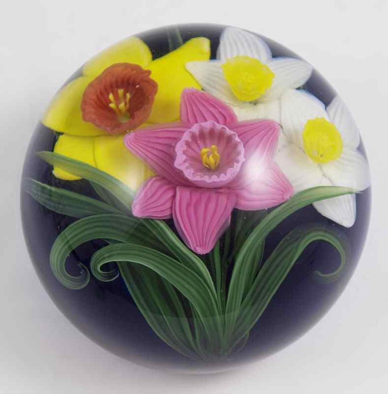 Appraisal: STEVEN LUNDBERG MULTI TULIP PAPERWEIGHT Signed and dated '' dia