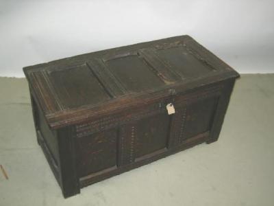 Appraisal: AN OAK PANELLED COFFER with hinged lid three panels to