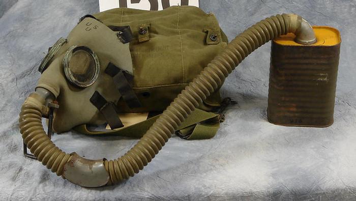 Appraisal: U S Army Lightweight Service Mask gas mask with canister