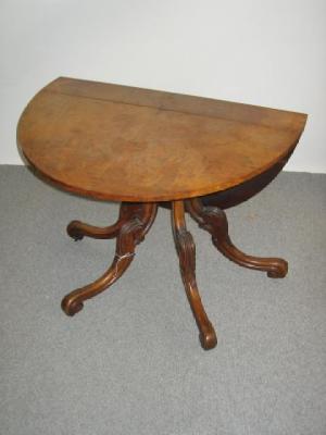 Appraisal: A VICTORIAN MAHOGANY BREAKFAST TABLE the radially veneered circular tip