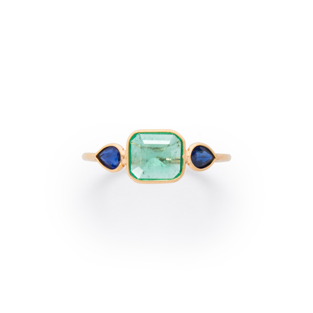 Appraisal: AN EMERALD SAPPHIRE AND EIGHTEEN KARAT GOLD RING An emerald